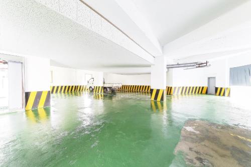 安东市开心Q汽车旅馆的地板上水空的房间