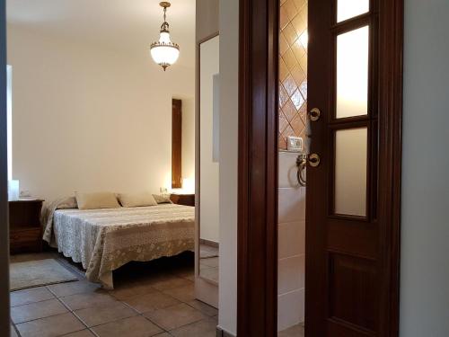 GuarazocaFinca La Sabina的一间卧室配有一张床,一扇门通往房间