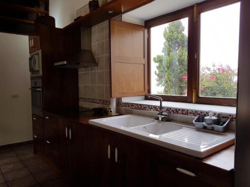 GuarazocaFinca La Sabina的厨房设有水槽和窗户。
