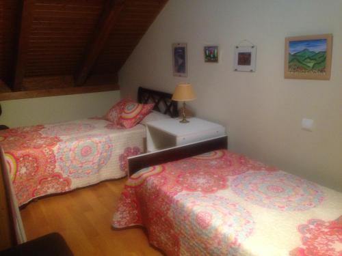 FuensaldañaFuensaldaña Turística的一间卧室配有两张床和缝 ⁇ 机