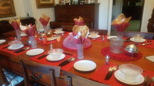 比勒陀利亚科伦维德精品旅馆的一张桌子上放着红色的餐巾和鲜花