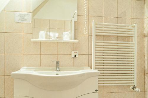 奥拉迪亚旋律酒店的一间带水槽和镜子的浴室