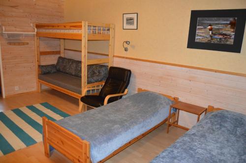 库斯塔维沃奈斯腾媚莱瑟玛酒店的带两张双层床和椅子的房间