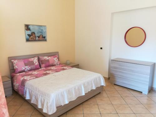 CollemetoCasa vacanze Sara的一间卧室配有一张床、梳妆台和镜子