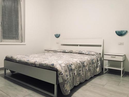 赫拉弗多纳基督徒住宅公寓的一间卧室配有床和2个床头柜
