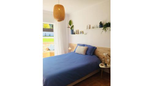 阿尔豪林德拉托里B&B Villa Pinos Málaga的一间卧室设有蓝色的床和窗户。