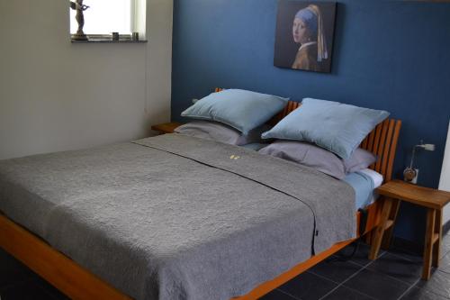 赫鲁斯贝克德博瑞尔公寓的蓝色墙壁间的一张床位