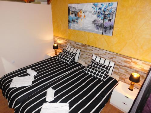 LajitaChabela's Penthouse的一间卧室配有一张黑白条纹的床