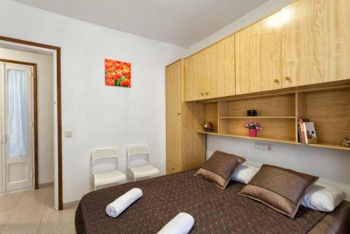 罗列特海岸Maison Lamic 2的一间卧室配有一张大床和两个枕头