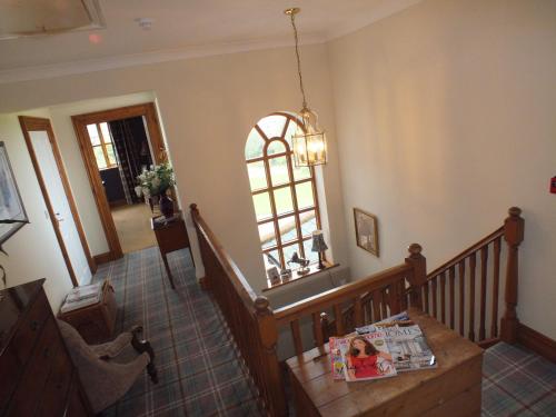 锡豪西斯斯普林伍德酒店的客房设有带桌子和窗户的楼梯。