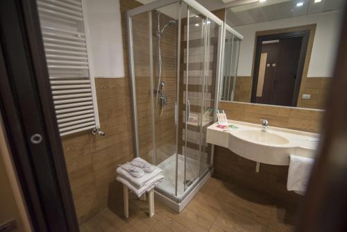 爱尔酒店的一间浴室