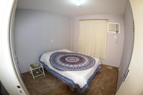 伊瓜苏Residencial MBoicy的小房间设有床和窗户
