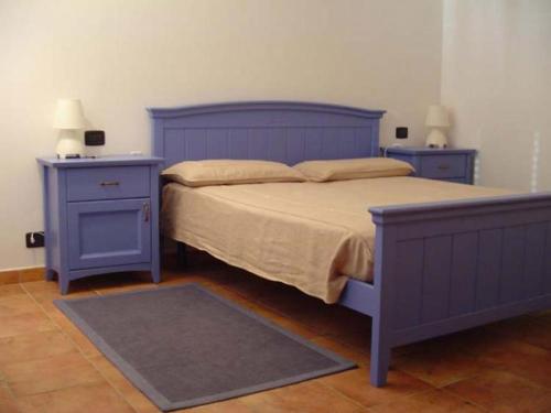 CarmineCasetta al Lago的一张蓝色的床,配有两个床头柜和两张蓝色的桌子