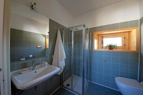 萨罗斯卡拉农庄酒店的一间带水槽、淋浴和卫生间的浴室