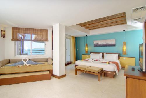 Grande Rivière Sud Est拉古纳海滩Spa酒店的一间带两张床和一张沙发的卧室