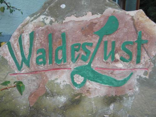 BöllenbornGasthof Waldeslust的石上的一个标志,上面写着“墙板”