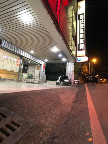 礁溪亚仕登旅馆的夜间的空车库,摩托车停在车库里
