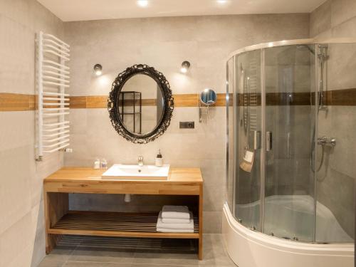 乔左维尔考普尔斯基Apartamenty "BULWAR GORZOW"的一间带水槽和淋浴的浴室