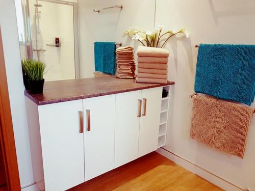 因弗鲁里Yvi's 2-3 Bedroom Town Apartment的浴室设有白色梳妆台和毛巾。