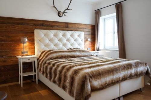 迪森阿姆阿梅尔塞Mara Restaurant & Hotel的一间卧室设有一张大床和一个窗户。