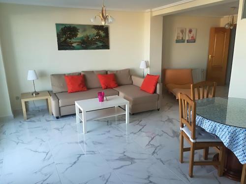 瓦伦西亚Vistas al mar的客厅配有沙发和桌子