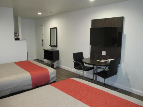 克莱蒙特克莱尔蒙特旅馆 的酒店客房设有床、桌子和电视。