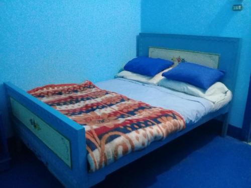 卢克索Oasis hotel的蓝色卧室,配有蓝色墙壁的床