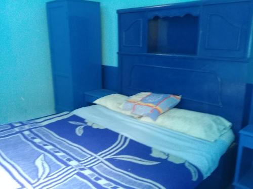 卢克索Oasis hotel的蓝色卧室,配有一张蓝色床头板的床