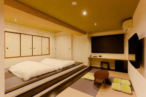 东京上野第一都市酒店的客房设有两张床和一台平面电视。
