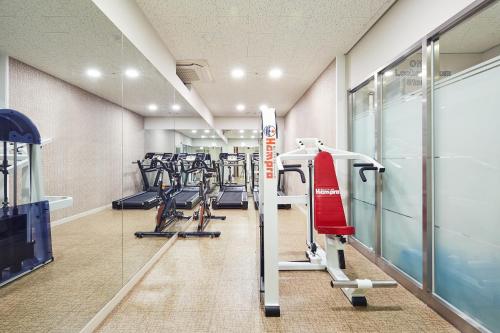 首尔明洞戴斯酒店的一间健身房,里面设有跑步机和椭圆机