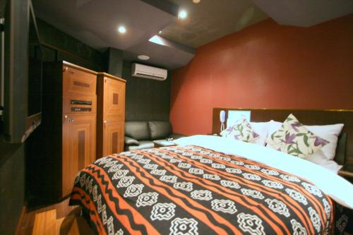 大阪大阪城北诘塞拉维酒店（成人专用）的一间卧室,卧室内配有一张大床