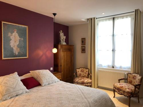 阿姆博斯Villa Mary的一间卧室设有一张大床和一个窗户。