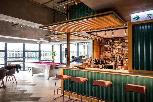 香港Southside by Ovolo的一间酒吧,餐厅内有乒乓球桌