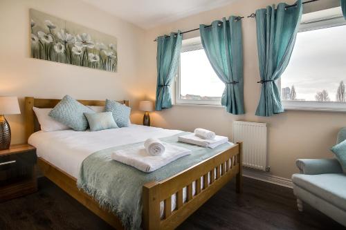 伍尔弗汉普顿Wolverhampton City Stay II的一间卧室配有带毛巾的床