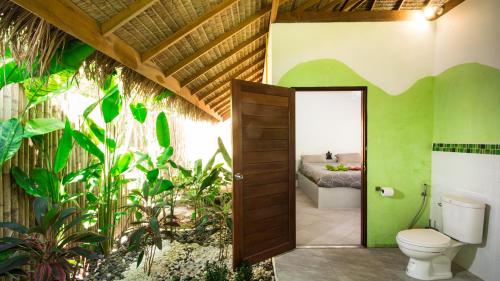 西塔努SandShine Village的一间带卫生间的浴室和一张位于客房内的床。
