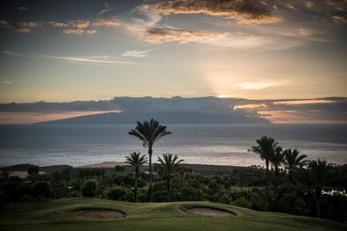 吉亚德伊索拉Las Terrazas de Abama Suites的从高尔夫球场欣赏到海景