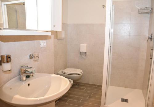 卡斯特努沃德加尔达意大利罗坎达贝拉住宿加早餐旅馆的一间带水槽和卫生间的浴室