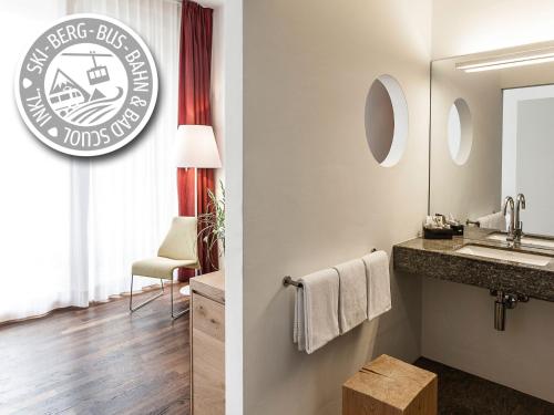 施库尔贝尔维德施库尔酒店的一间带水槽和镜子的浴室