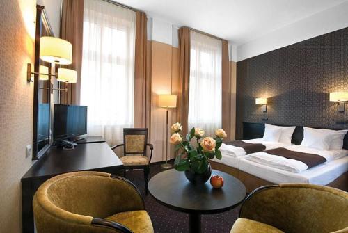 兹邦申森纳特酒店的酒店客房带一张床、一张桌子和椅子