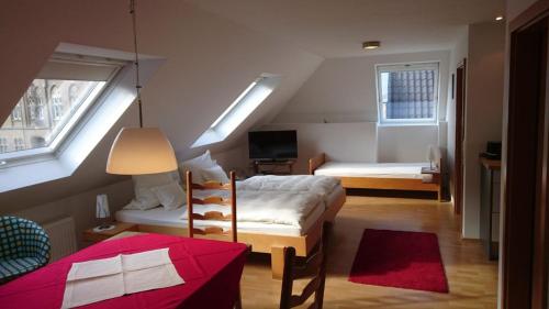 凯沃拉尔祖尔布吕克酒店的一间带两张床和电视的小卧室