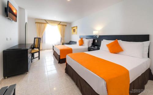卡塔赫纳卡塔赫纳广场酒店的酒店客房设有两张床和电视。