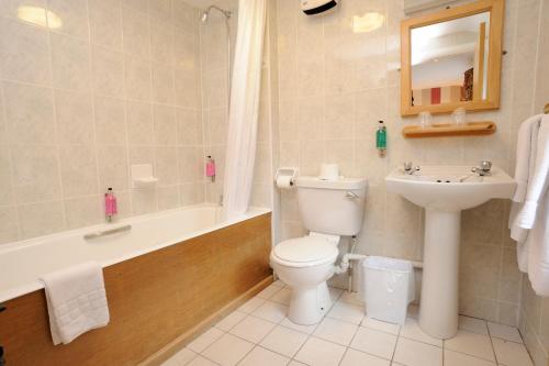 帕特代尔派特戴尔酒店的浴室配有卫生间、盥洗盆和浴缸。