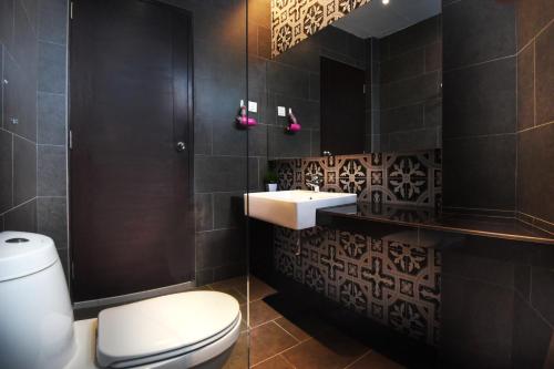 马六甲马六甲里奥后院公寓的浴室配有白色卫生间和盥洗盆。