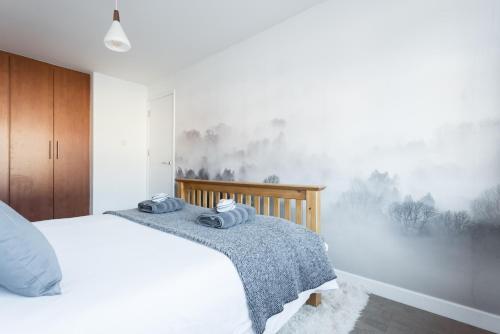 牛津The Jericho Escape - Comfortable & Modern 4BDR House的一间卧室配有带毛巾的床