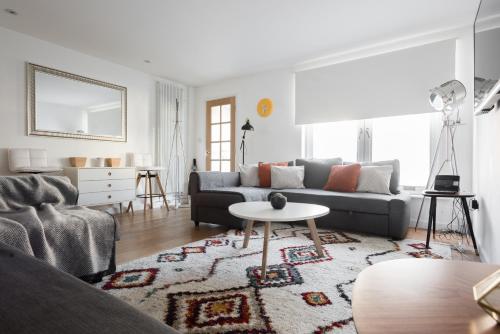 牛津The Jericho Escape - Comfortable & Modern 4BDR House的客厅配有沙发和桌子