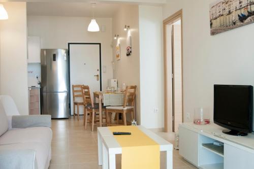 雅典Cozy Bright Apartment的客厅配有沙发和带电视的桌子
