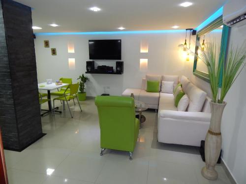 卡塔赫纳Apartment Lux Bocagrande的客厅配有沙发和桌子