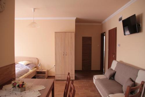 Imola és Andrea Apartmanház 2的休息区