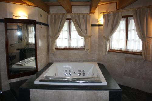 奇萨瓦玛兰科拉罗卡度假屋的带浴缸和镜子的浴室