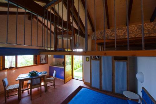 塞勒里古纳塔迪蒙特泰伯乡村民宿的客房设有餐桌和双层床。